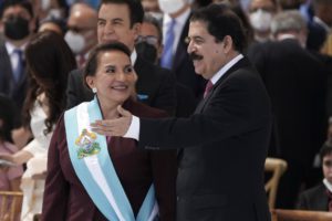 Ονδούρα: Η Σιομάρα Κάστρο, η πρώτη γυναίκα πρόεδρος &#8211; Δεσμεύεται για ένα κράτος «σοσιαλιστικό και δημοκρατικό»
