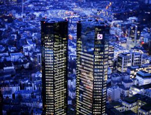 Υπερκέρδη δεκαετίας για το 2021 ανακοίνωσε η Deutsche Bank