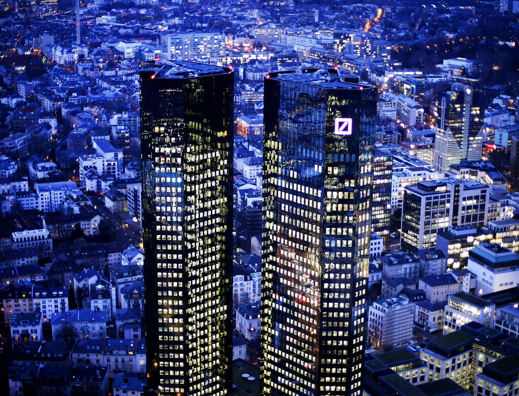 Υπερκέρδη δεκαετίας για το 2021 ανακοίνωσε η Deutsche Bank