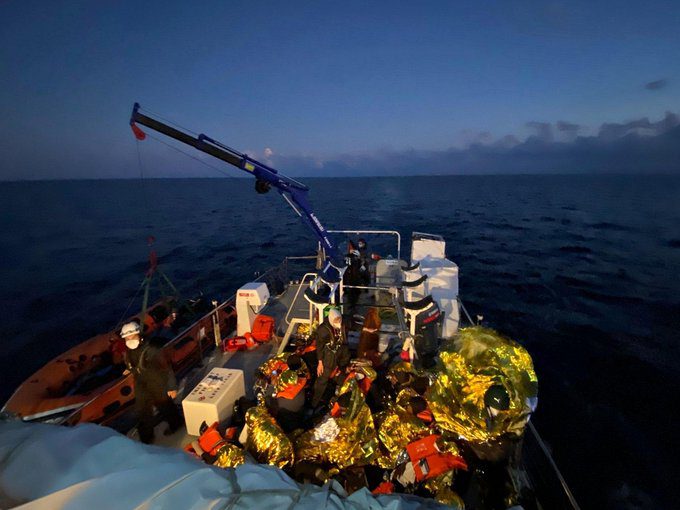 Πλοία μη κυβερνητικών οργανώσεων διέσωσαν εκατοντάδες μετανάστες στη Μεσόγειο