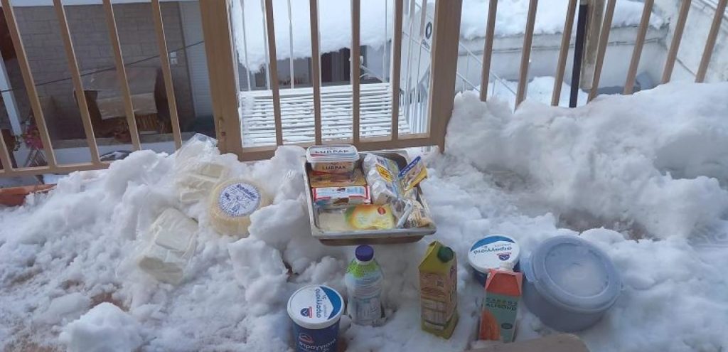 Κακοκαιρία «Ελπίδα»: Σουρεαλιστικές καταστάσεις – Μετέτρεψε το μπαλκόνι του σε ψυγείο μετά από τρεις μέρες χωρίς ρεύμα