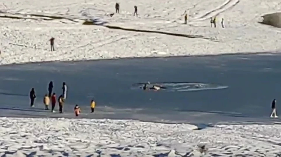 Έσπασε ο πάγος στην επιφάνεια της λίμνης Πλαστήρα – Επισκέπτες βρέθηκαν στα παγωμένα νερά (Video)