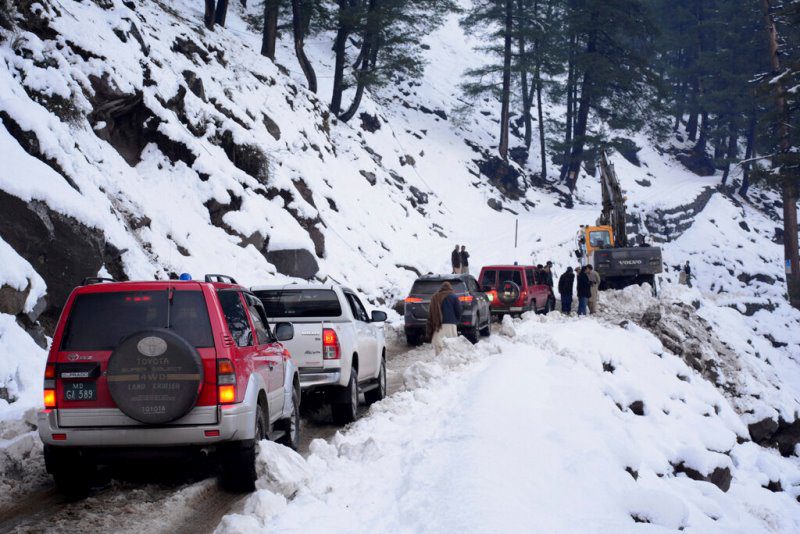 Πακιστάν: Τουλάχιστον 21 άνθρωποι πέθαναν αποκλεισμένοι μέσα στα οχήματά τους σε χιονοθύελλα