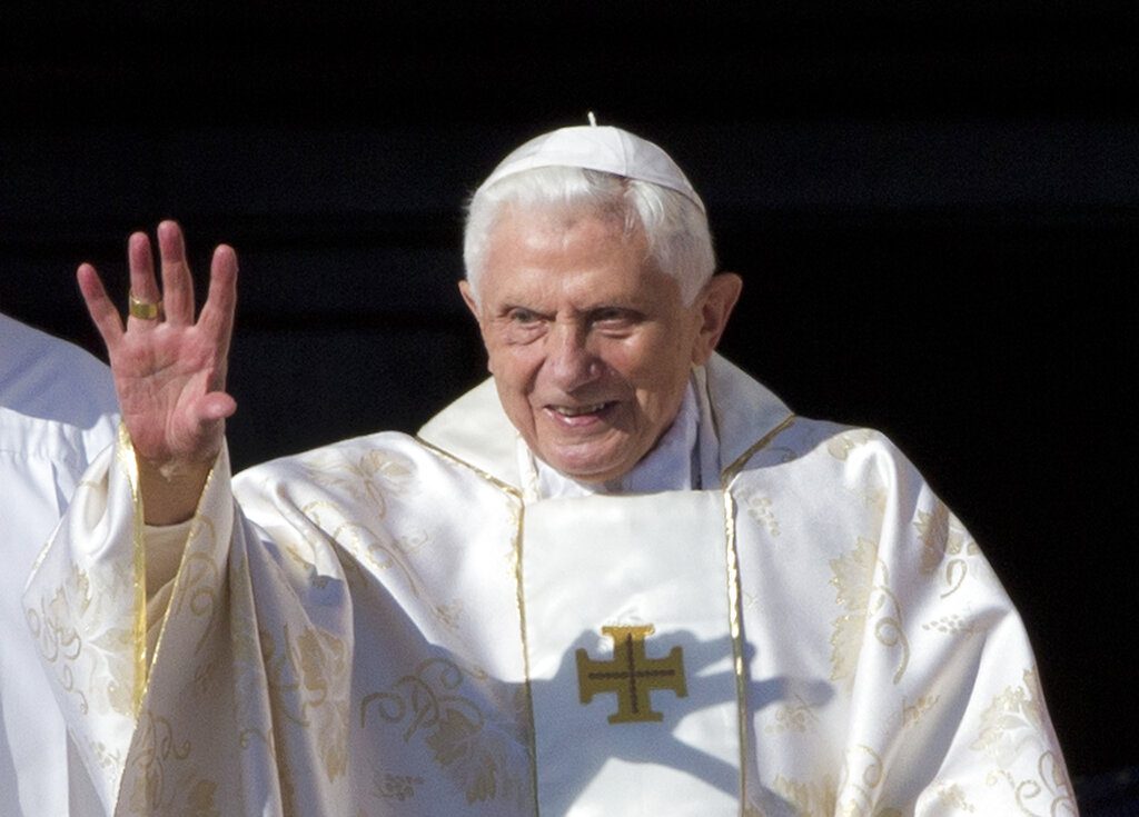 Πάπας Βενέδικτος: Γνώριζε κακοποιήσεις ανηλίκων αλλά δεν έκανε τίποτα