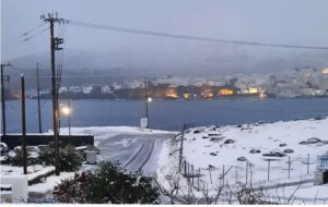 Bούλιαξαν στο χιόνι τα νησιά των Κυκλάδων &#8211; κλείνουν τα σχολεία