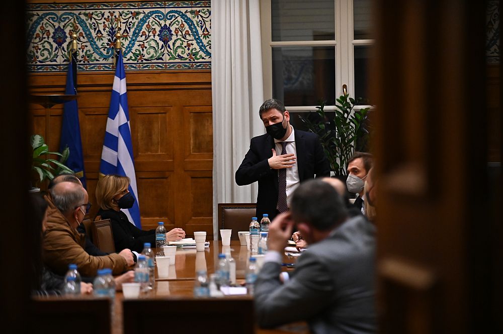 Ο Ανδρουλάκης και το φιλί ζωής στον Μητσοτάκη