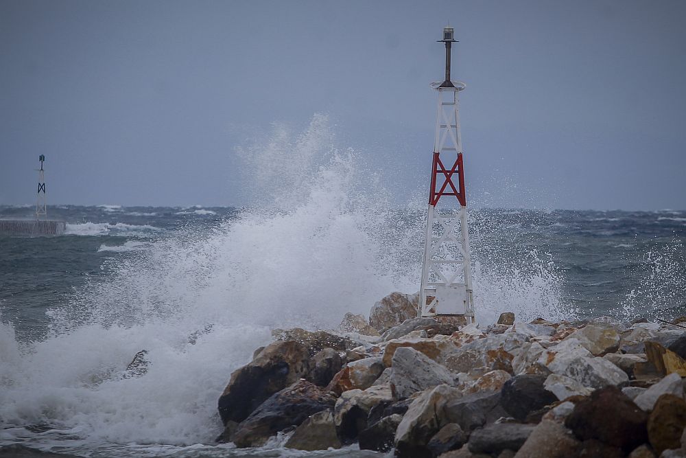 «Σαρώνει» ο «Διομήδης»: Έως 10 μποφόρ και απαγορευτικό απόπλου – Live η εξέλιξη των φαινομένων