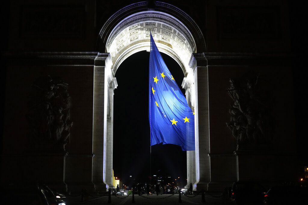 Οι ακροδεξιοί «επέβαλαν» στον Μακρόν να κατεβάσει την ευρωπαϊκή σημαία από την αψίδα του Θριάμβου
