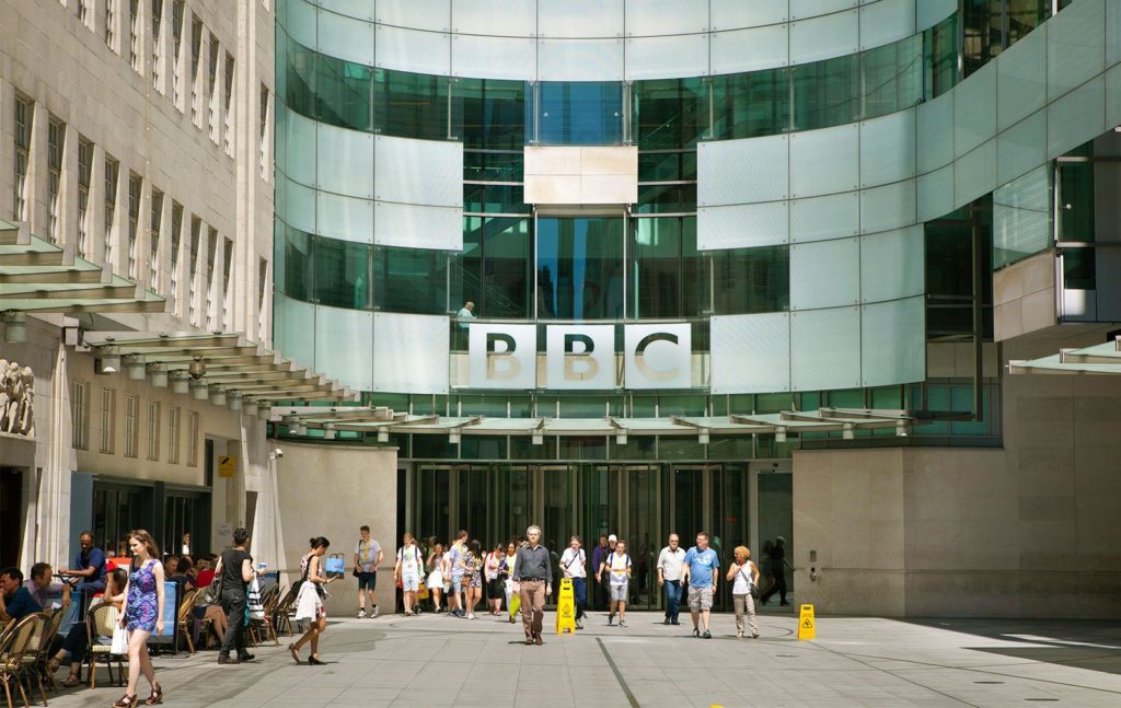 BBC: Αβέβαιο μέλλον με την κυβέρνηση να διακόπτει τη χρηματοδότηση του