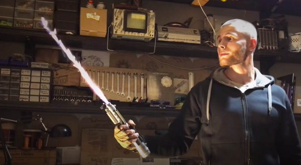 Στα ρεκόρ Γκίνες Youtuber που δημιούργησε το πρώτο πραγματικό αναδιπλούμενο φωτόσπαθο στον κόσμο (Video)