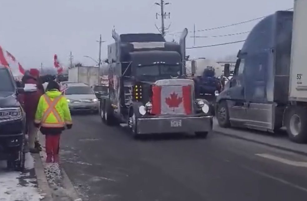 Καναδάς: Μεγάλο κονβόι αντιεμβολιαστών φορτηγατζήδων στην Οτάβα υπό τις… ευλογίες του Μασκ (Videos)