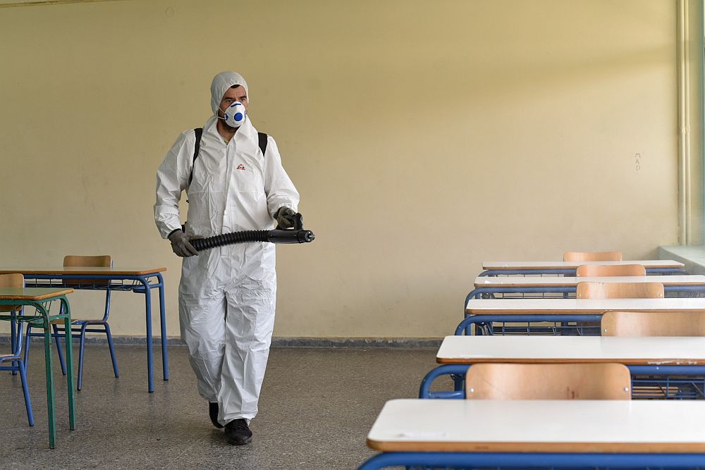Η κυβερνητική «ρουλέτα» βγάζει άνοιγμα των σχολείων στις 10 Ιανουαρίου – Αγνοούν τις συστάσεις των ειδικών