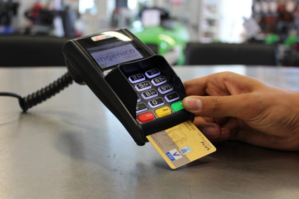 ΤτΕ: Η πανδημία εκτίναξε τις πληρωμές με χρεωστικές κάρτες