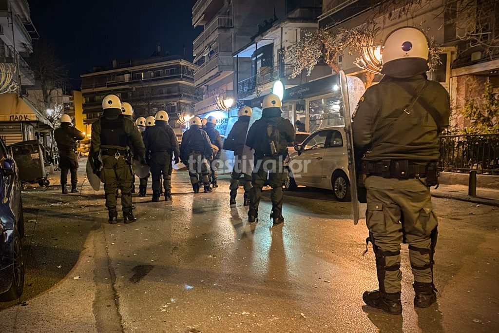 Θεσσαλονίκη: Οπαδοί επιτέθηκαν σε διμοιρία των ΜΑΤ – Επεισόδια και προσαγωγές