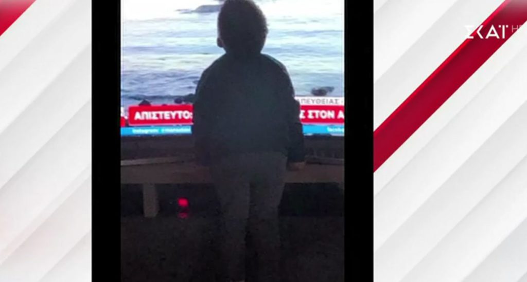 Συγκίνηση για τη φάλαινα στον Άλιμο: Αγοράκι φιλά την τηλεόραση για να… γίνει καλά το τραυματισμένο ζώο (Video)