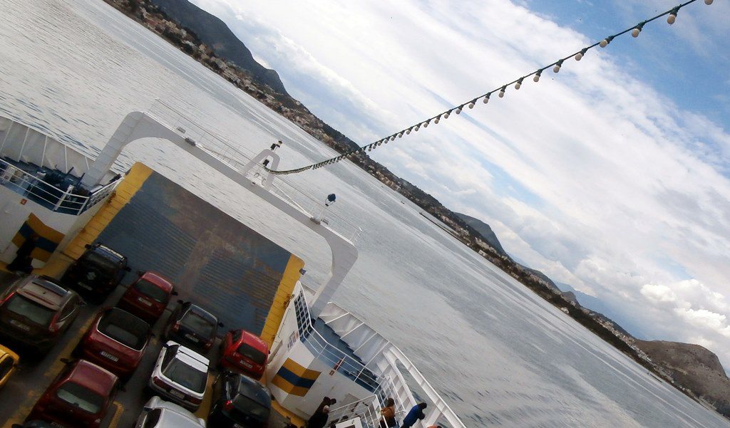 Σαλαμίνα: Το πλήρωμα ενός ferry boat έσωσε σκυλί που βρέθηκε στη θάλασσα (Video)