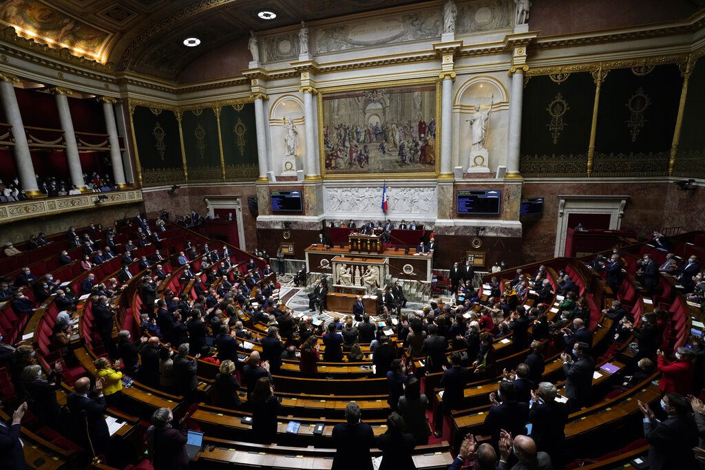 Γαλλία-Εθνοσυνέλευση: Υιοθετήθηκε το σχέδιο νόμου για το εμβολιαστικό πάσο μετά από θυελλώδεις συνεδριάσεις