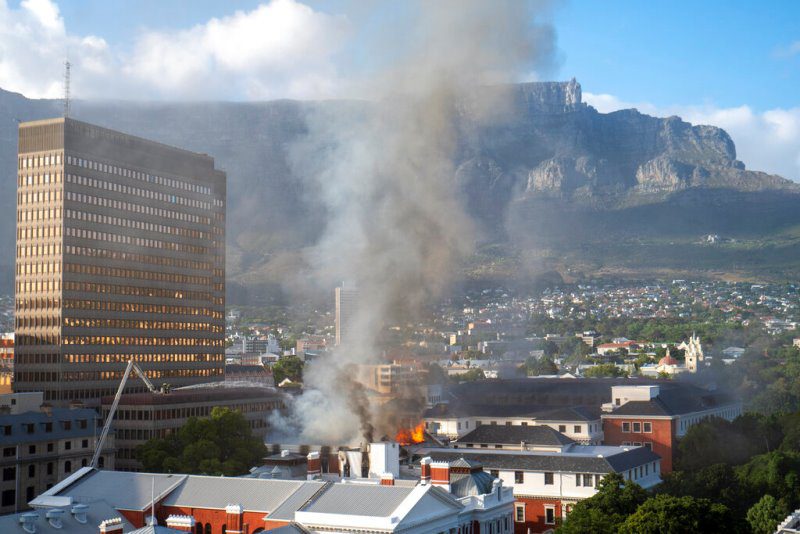 Νότια Αφρική: Πυρκαγιά στο κτίριο του Κοινοβουλίου