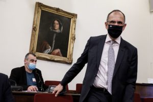 Συνεχίζει να καλύπτει Γεραπετρίτη η κυβέρνηση: «Πολύ σοβαρά τα ζητήματα για να ασχολούμαστε με τον Φουρθιώτη»
