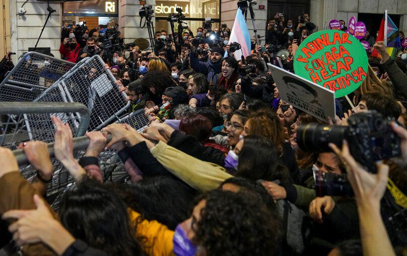 Ταραχές στη διάρκεια διαδήλωσης στην πλατεία Ταξίμ, στην Κωνσταντινούπολη μετά την αυτοκτονία φοιτητή (video)