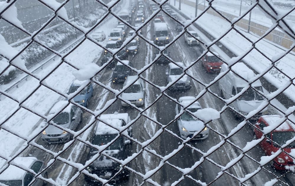 Στο έλεος της κακοκαιρίας: Χιόνια, μπλακ-άουτ και χάος στους δρόμους – Επιδείνωση των φαινομένων τις επόμενες ώρες