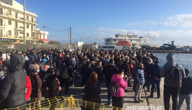 Κέρδισαν οι κάτοικοι της Χίου: Επιστρέφει Θεσσαλονίκη το πλοίο με μηχανήματα για τη δομή προσφύγων