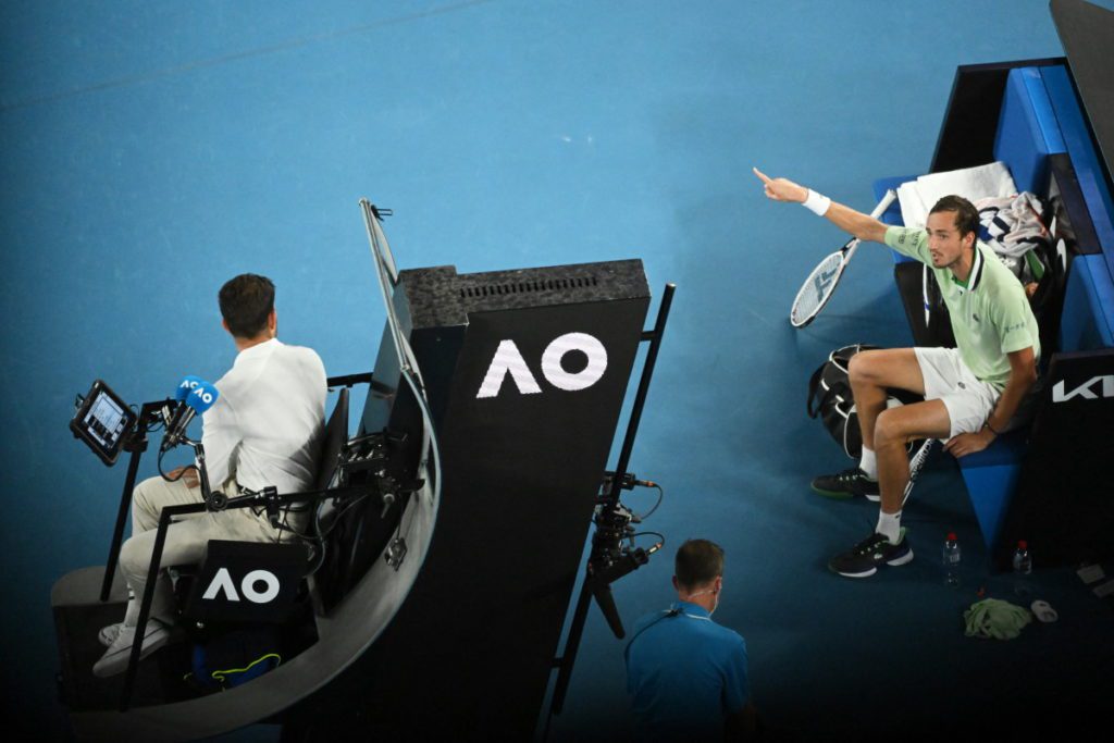 Australia Open: Έξαλλος ο Ρώσος Μεντβέντεφ με τον πατέρα του Τσιτσιπά (Video)