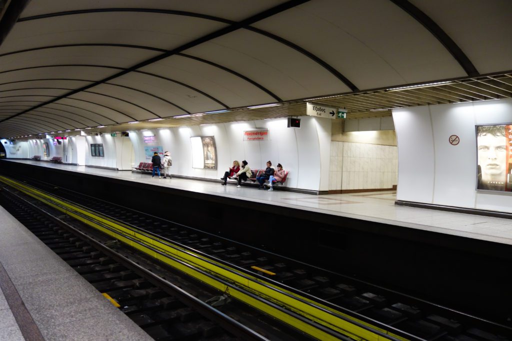 Αθήνα: Καλά στην υγεία του ο άνδρας που ζαλίστηκε και έπεσε στις γραμμές του Μετρό