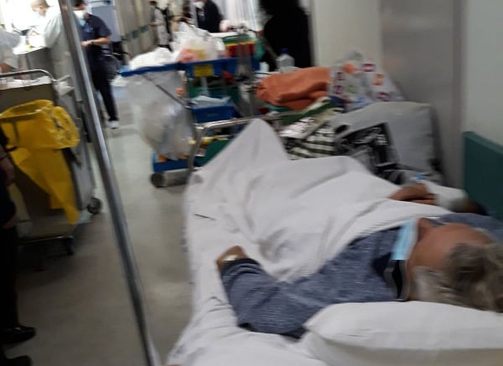 Ράντζα στα νοσοκομεία ενώ η κυβέρνηση αφήνει τους κλινικάρχες να επιλέγουν ασθενείς (Photos)
