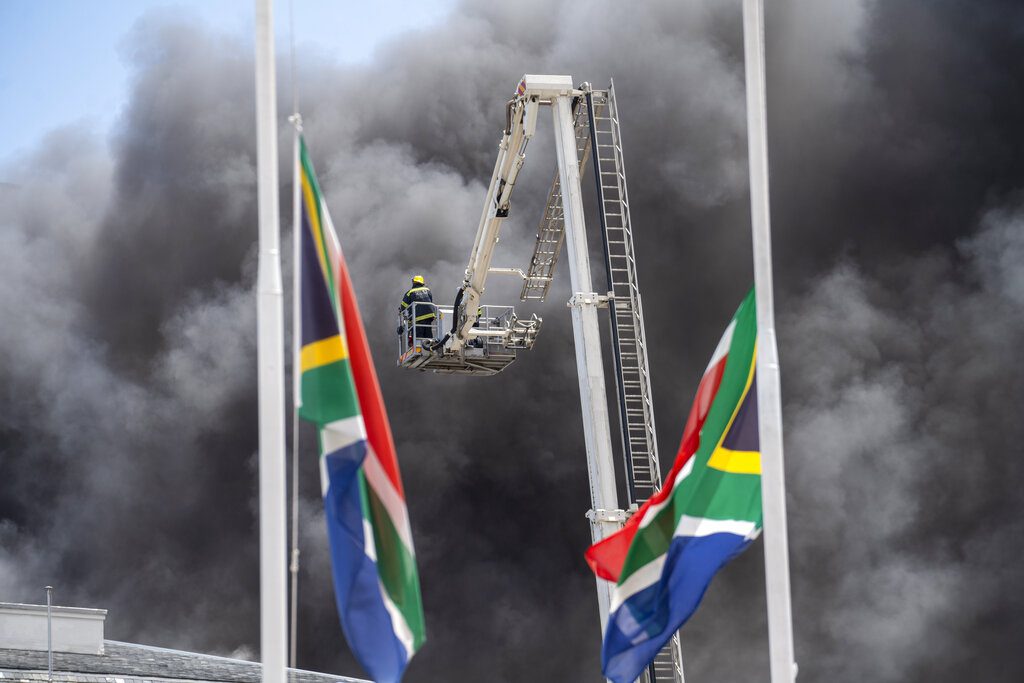 Νότια Αφρική: Υπό έλεγχο η πυρκαγιά στο κοινοβούλιο – Απαγγέλθηκαν κατηγορίες σε ύποπτο