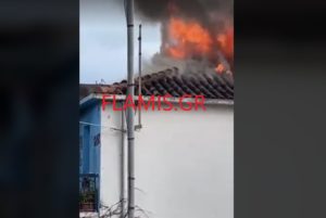 Αχαΐα: Σπίτι παραδόθηκε στις φλόγες στο Διακοφτό &#8211; Πυροσβέστες αναζητούν τυχόν εγκλωβισμένους (Video)