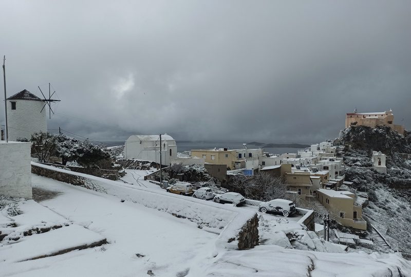 Bούλιαξαν στο χιόνι τα νησιά των Κυκλάδων – κλείνουν τα σχολεία
