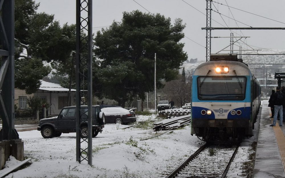 Ταλαιπωρία δίχως τέλος: Εκατοντάδες εγκλωβισμένοι σε τραίνα (Video)