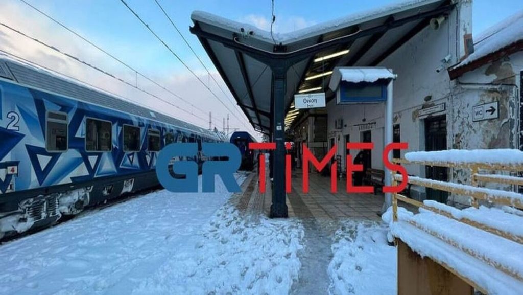 Εγκλωβισμένοι επιβάτες τρένου στην Οινόη πλήρωσαν πούλμαν από την τσέπη τους- «Μας λέγαν να χτυπήσουμε στα γύρω σπίτια για βοήθεια»
