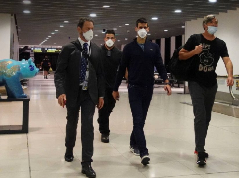 Τζόκοβιτς: Συνοδεία αστυνομικών στο αεροδρόμιο προς απέλαση από την Αυστραλία (Photos)