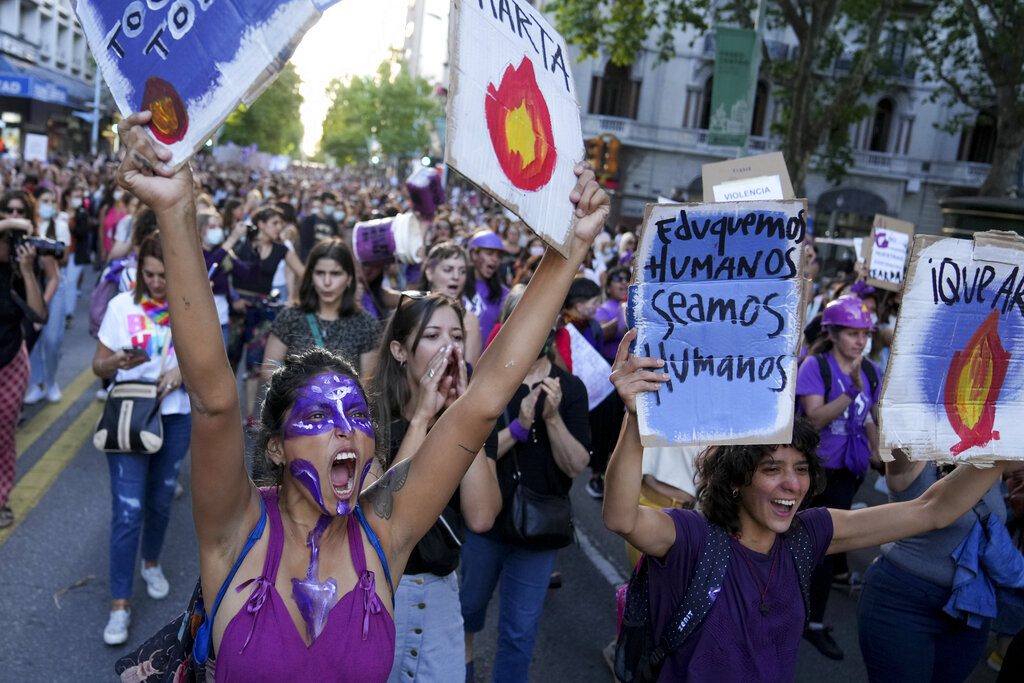 Ουρουγουάη: Χιλιάδες γυναίκες διαδήλωσαν κατά της «κουλτούρας βιασμού» (Video)