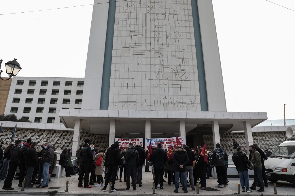 Επί ποδός πολέμου οι – υπό απόλυση – εργαζόμενοι του Χίλτον