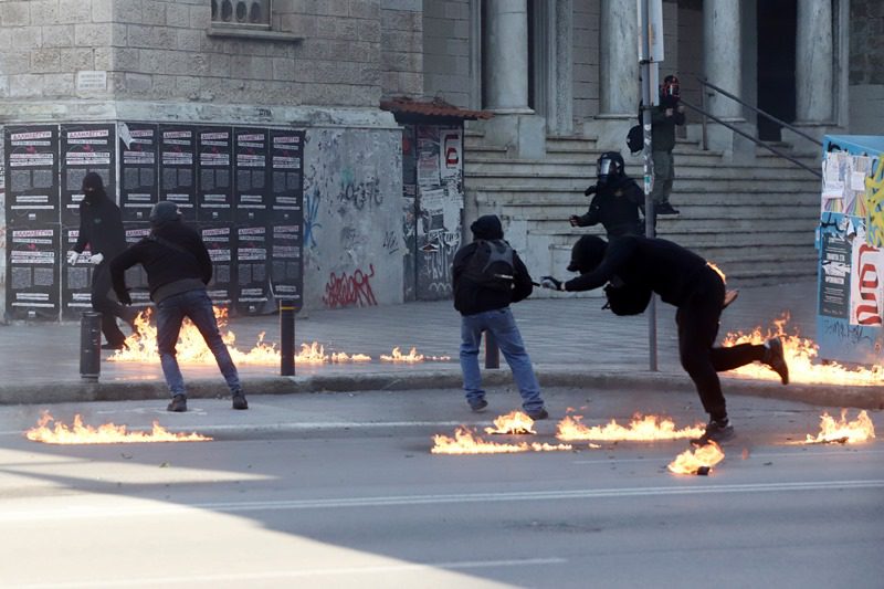 Επεισόδια στο κέντρο της Θεσσαλονίκης στην πορεία διαμαρτυρίας αντιεξουσιαστών