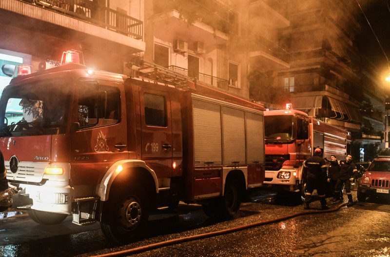 Θεσσαλονίκη: Οι πυροσβέστες διέσωσαν ηλικιωμένη σε φλεγόμενο διαμέρισμα