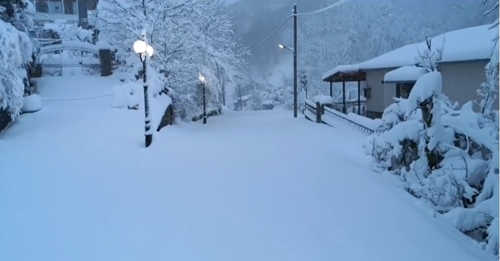 Κακοκαιρία Διομήδης: Χιονόπτωση και τσουχτερό κρύο στη Βόρεια Ελλάδα- Προβλήματα στη Λάρισα