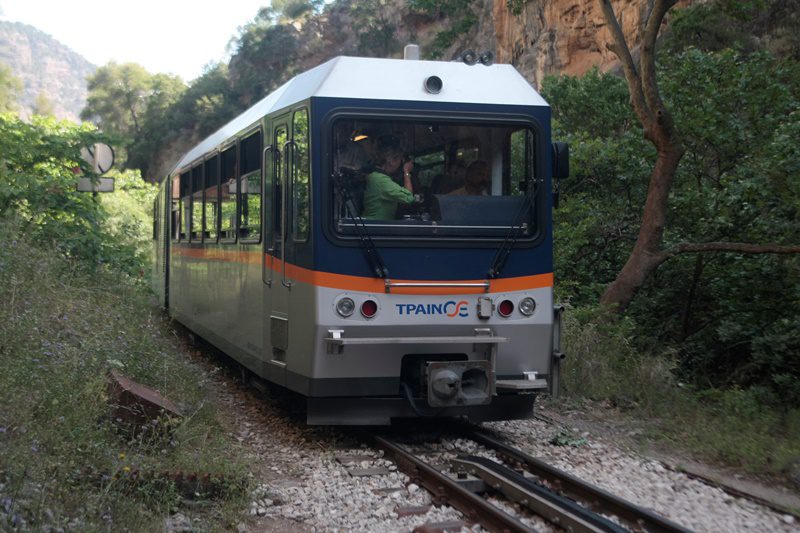 Mικρός βράχος σταμάτησε τα δρομολόγια του Οδοντωτού