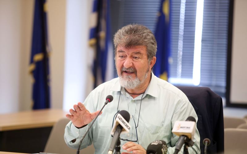 Καταγγελία: «Ισχυρές πιέσεις» στον δήμαρχο Σίμο Δανιηλίδη που βρήκε PCR με 27 ευρώ