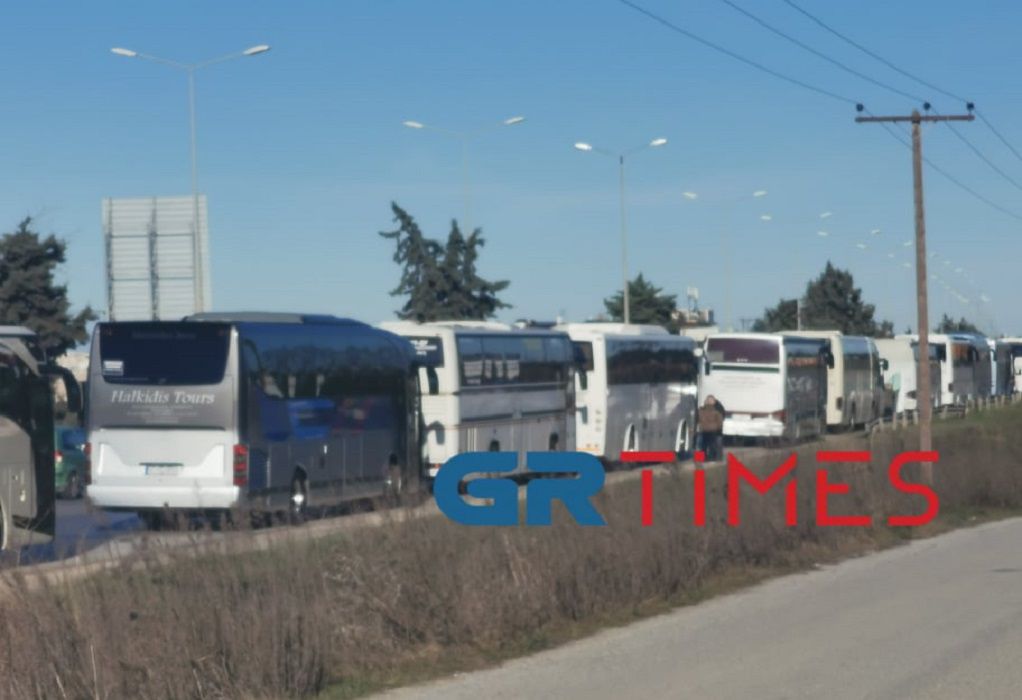 Θεσσαλονίκη: Διαμαρτυρία με κομβόι από δεκάδες τουριστικά λεωφορεία (Photos – Video)