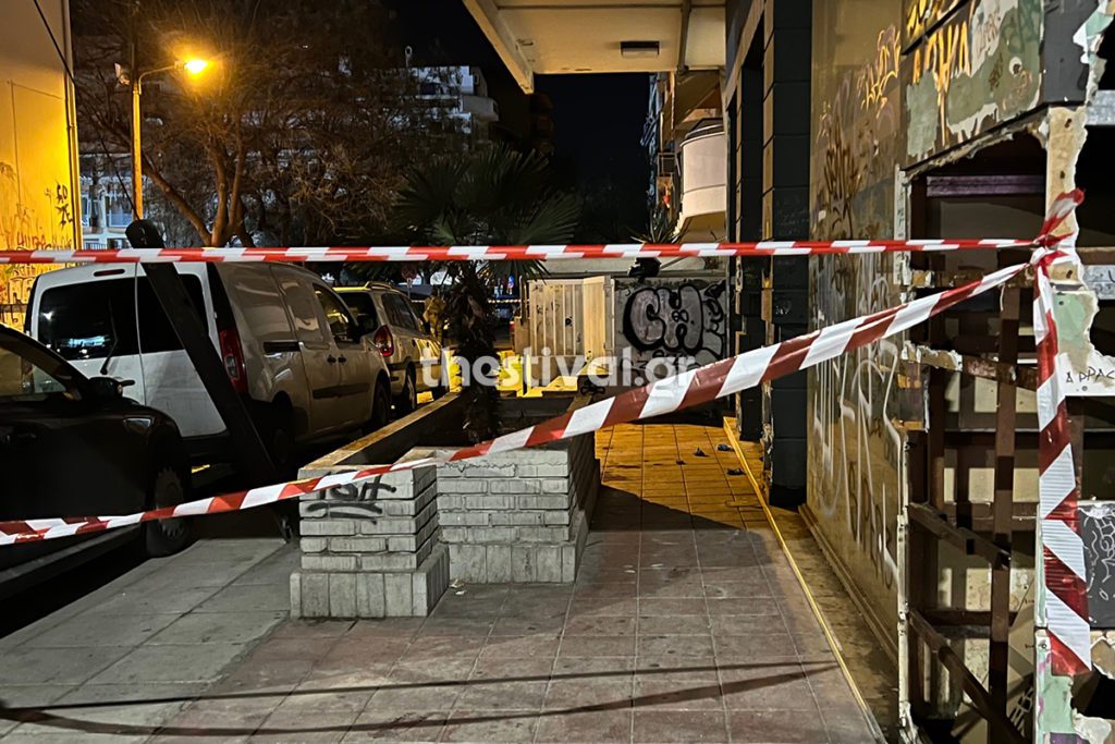 Σοκ στη Θεσσαλονίκη: Νεκρός 19χρονος από επίθεση με μαχαίρι, επειδή ήταν… άλλη ομάδα (Photos – Video)