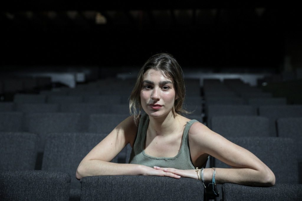 Η ανερχόμενη ηθοποιός Xρύσα Μιχαλοπούλου στο Docville: «Μην αφήνεις την κοινωνία να δαμάζει τη ζωή σου»