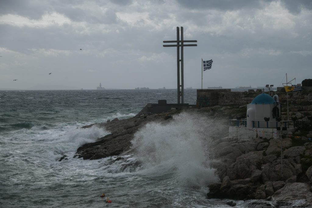 Βροχερός ο καιρός στη… μισή χώρα – Προβλήματα στις ακτοπλοϊκές συγκοινωνίες λόγω των ισχυρών ανέμων