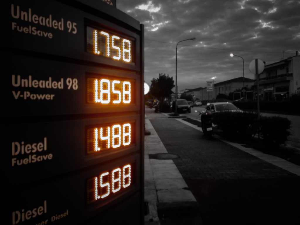 «Φωτιά» η τιμή της βενζίνης που «καίει» το κυβερνητικό αφήγημα
