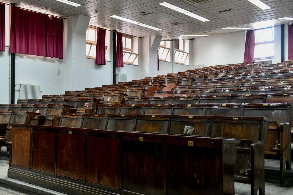 Ανατριχιαστικές περιγραφές στο Πανεπιστήμιο Πελοποννήσου για τον καθηγητή: Με άγγιζε και κοιτούσε το στήθος μου απροκάλυπτα
