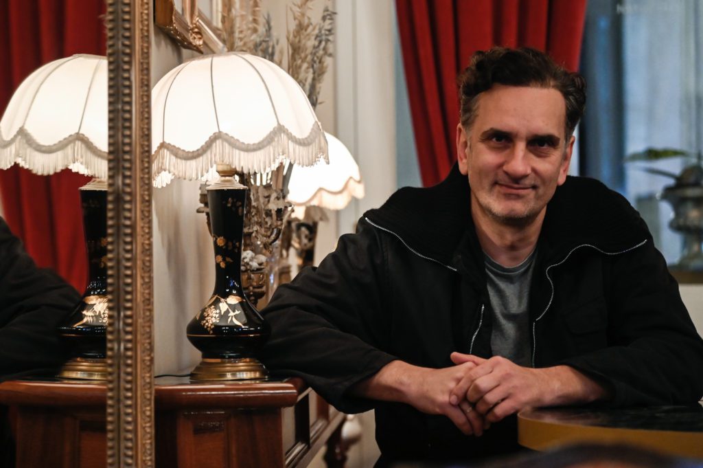 Νίκος Ψαρράς: «Ο πρωταγωνιστής του Εθνικού Θεάτρου στο Βερολίνο κερδίζει περίπου 7.000 ευρώ… στην Ελλάδα αµείβεται µε ψίχουλα»