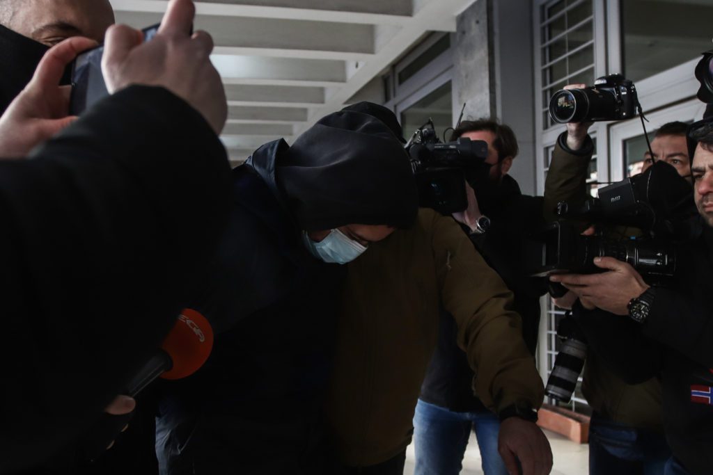 Θεσσαλονίκη: Στον εισαγγελέα ο 23χρονος φερόμενος δολοφόνος του Άλκη – Τον αποδοκίμασαν έξω από τα δικαστήρια
